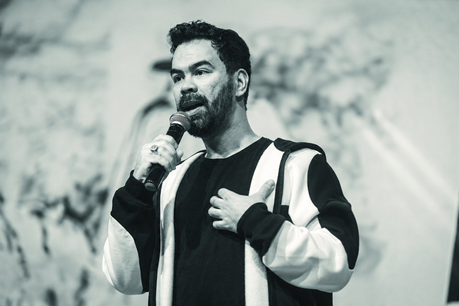 Ricardo Almeida explicando um tema durante uma palestra